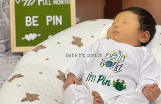 Em bé sơ sinh đầy tháng với món quà đầy ý nghĩa