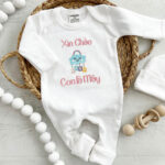 Bộ Liền Thân Sơ Sinh Thêu Tên Bé Gái Có Bao Tay, Bao Chân Lật - BT011